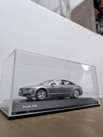Audi A8 미니카 1/43 스케일 케이스 포함