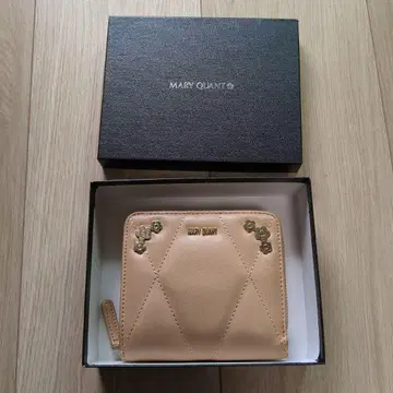 택 포함 새상품 박스 포함 MARY QUANT 접이식 지갑 베이지