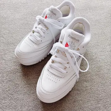Reebok 화이트 스니커즈