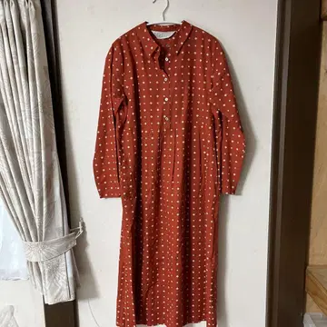 오렌지 도트 무늬 긴팔 원피스