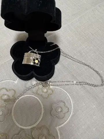 MARY QUANT 꽃 모티브 목걸이