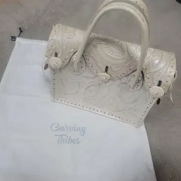 Carving Tribes 화이트 가죽 토트백