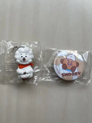 BT21 쿠라스시 RJ 키링 SHOOKY 캔 배지