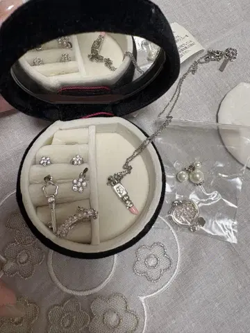 귀여운 주얼리 세트 목걸이와 귀걸이 마리콴트