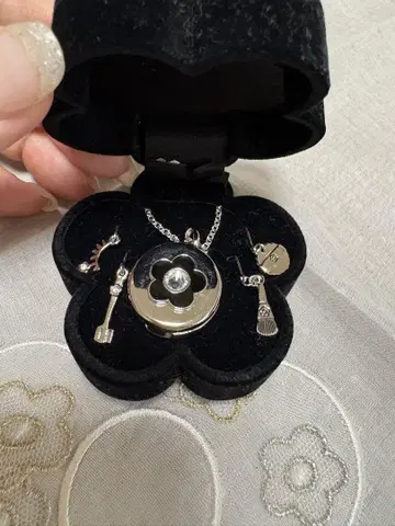 실버 플라워 디자인 목걸이