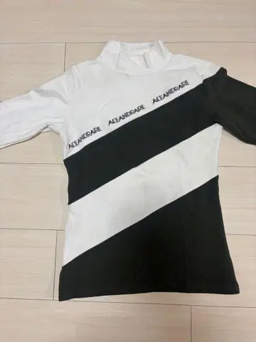 ACEANDRARE 스트라이프 터틀넥 스웨터