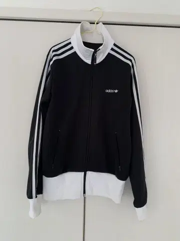 자켓은 adidas