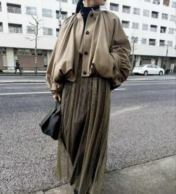 AMERI 베이지 벌룬 슬리브 자켓
