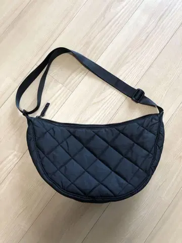 유니클로 라운드 숄더백 퀼팅 블랙