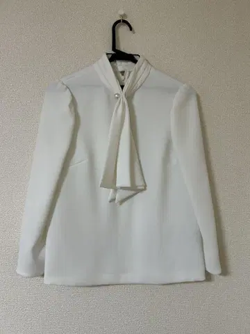 화이트 리본 블라우스