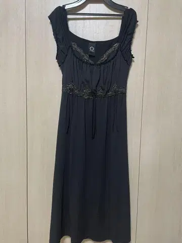 오즈온 슬리브리스 블랙 원피스