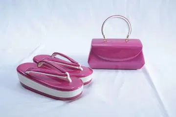 핑크 일본 의류용 가방과 일본 나막신 세트