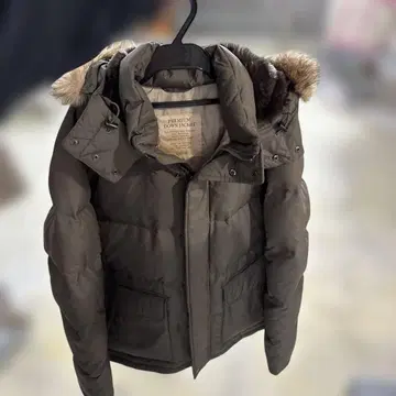 퍼 달린 카키 다운 자켓