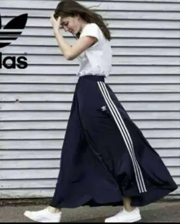 새상품급 adidas 오리지널스 플레어 스커트 블랙
