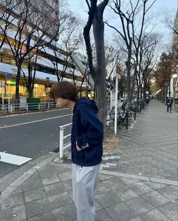 포가즈 아츠무 착용 Laid.B 그레이 집업 후드티