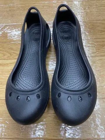 Crocs 카디 블랙 플랫슈즈 W6