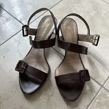BRUNOMAGLI 다크 브라운 스트랩 샌들 힐 5cm