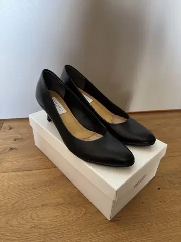 MACKINTOSH PHILOSOPHY 블랙 가죽 펌프스 24cm