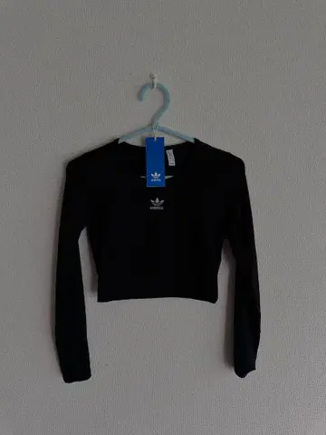 adidas 블랙 긴팔 크롭 T셔츠