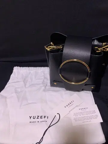 YUZEFI 블랙 가죽 숄더백