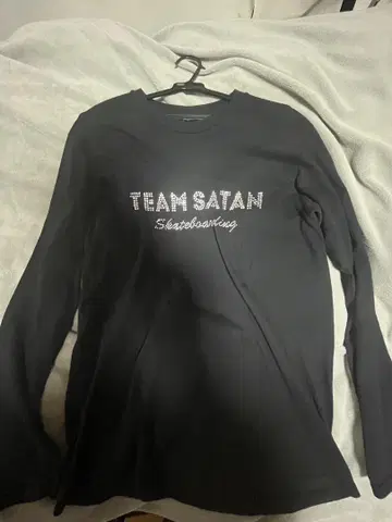 TEAM SATAN 롱 슬리브 T셔츠 큐빅