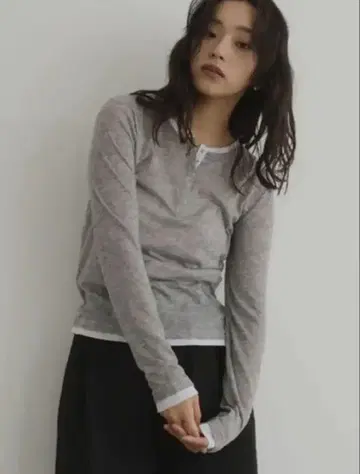 배색 헨리넥 시어 탑 모크 그레이/hellam 같은 형태