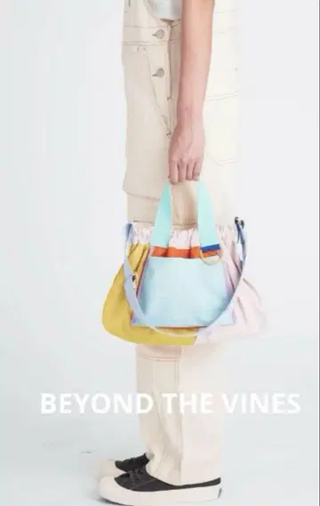 Beyond The Vines 숄더백