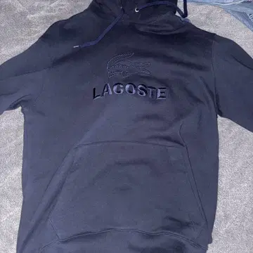 LACOSTE 네이비 자수 로고 후드티