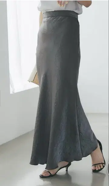 라 부티크 봉봉 반짝이는 새틴 롱 내로우 스커트