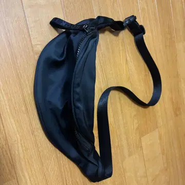 블랙 나일론 바디백