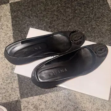 DIANA 블랙 플랫슈즈