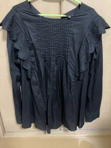Spick & Span 블랙 프릴 긴팔 셔츠