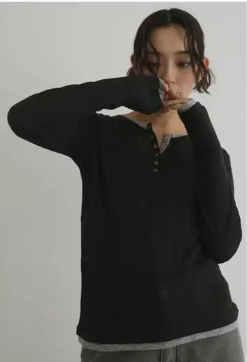 배색 헨리넥 시어 탑 블랙/hellam 같은 형태