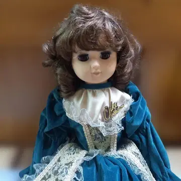 파란 드레스의 컬한 머리카락 인형