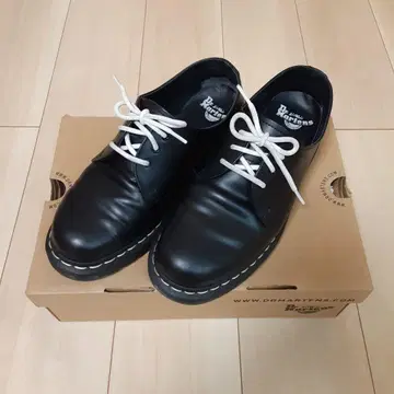 닥터마틴 WHITE STITCH / 3홀