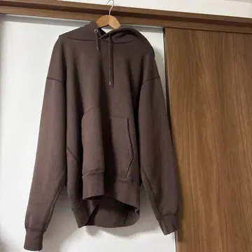 브라운 후드 부착 후드 맨투맨