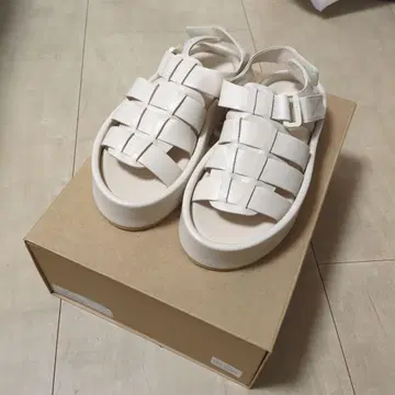 화이트 스트랩 샌들 통굽