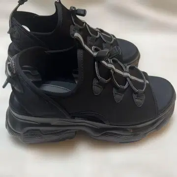 블랙 스트랩 샌들 통굽 밑창