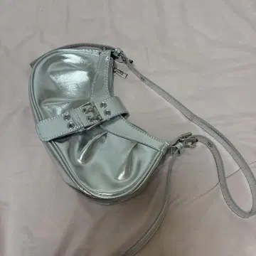 실버 광택 숄더백