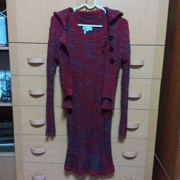 히로코비스의 셋업. 빨간색과 회색으로 별도로 착용 가능. 고져스.