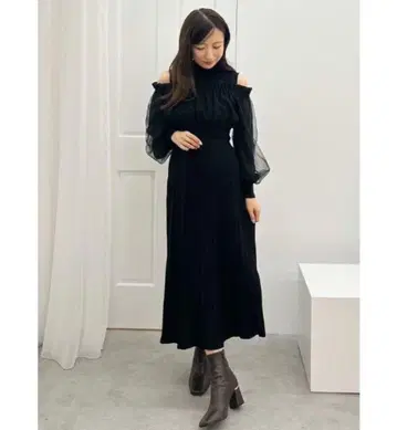 머큐리 듀오 이소재 도킹 오프숄더 니트 원피스