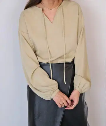 아크테 V넥 코드 블라우스 셔츠 핑크 베이지 여성용 얇은 소재 긴팔