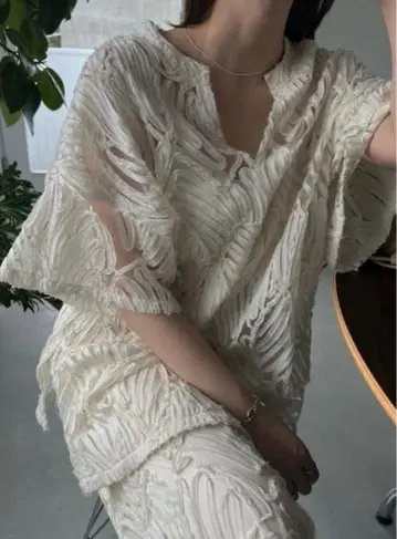 새상품급 윌프리 쉬폰 테이프 자수 스키퍼 블라우스 상의