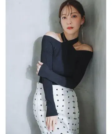 SNIDEL 프론트 크로스 니트 풀오버 블랙