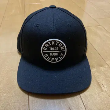 브릭스턴 블랙 스냅백 캡