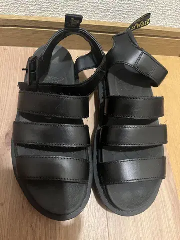블랙 닥터마틴 샌들