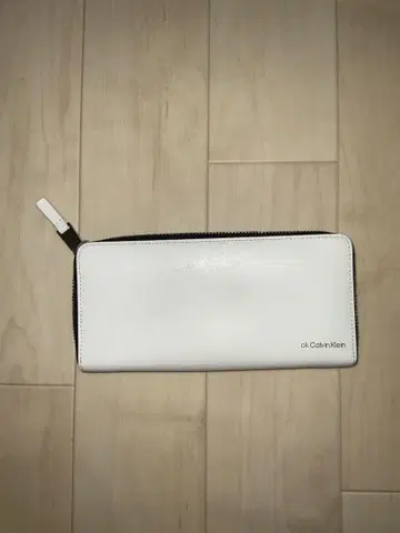 Calvin Klein 화이트 장지갑 중고품