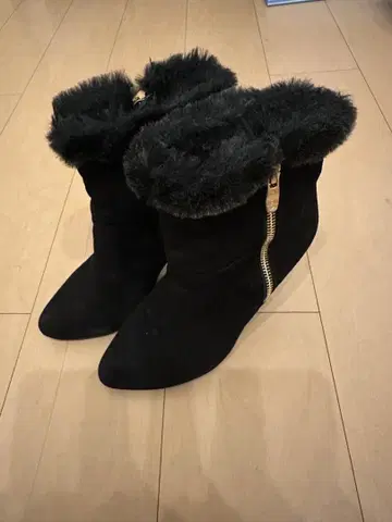 다이애나 퍼 달린 블랙 스웨이드 부츠 23.5cm