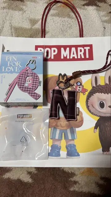 POP MART PIN FOR LOVE 러브브N