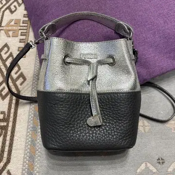 FURLA 실버 블랙 복조리형 숄더백